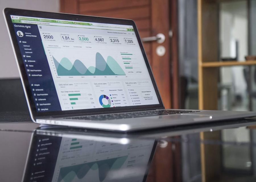 SEO analytics dashboard showing organic traffic growth for a small business
